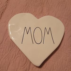 Rae Dunn. Artisan Collection "Mom" Heart